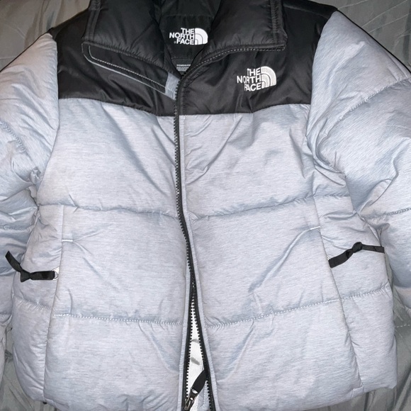 NWOT The North Face Saikuru cropped jacket in gray - Exclusive to ASOS - Picture 16 of 16